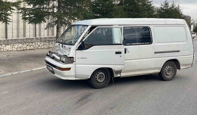 Karaman'da panelvan traktör römorkuna arkadan çarptı: 1 yaralı