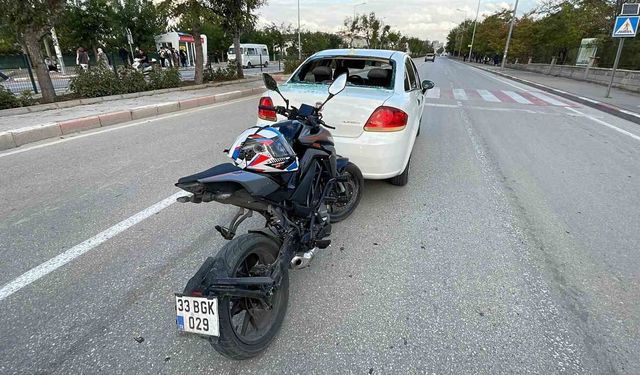 Karaman'da yaya geçidinde duran otomobile çarpan motosikletin sürücüsü yaralandı