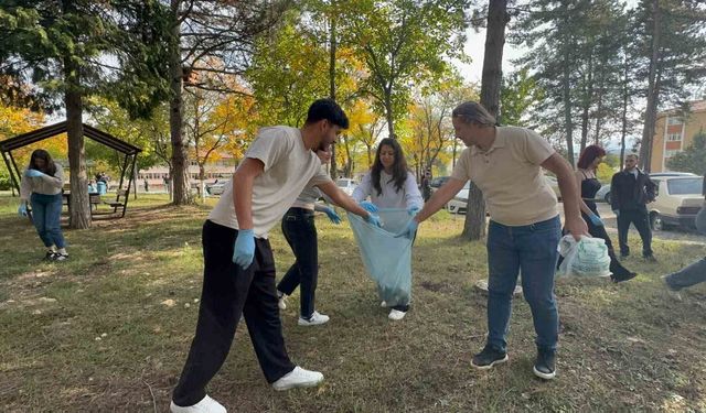 Kastamonu Üniversitesinde öğrenci ve akademisyenler kampüsü temizledi