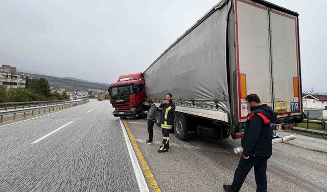 Kastamonu'da bariyerlere çarpan tır makasladı: 1 yaralı