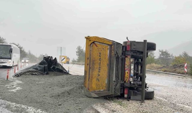 Kastamonu'da devrilen hafriyat kamyonunun sürücüsü yaralandı