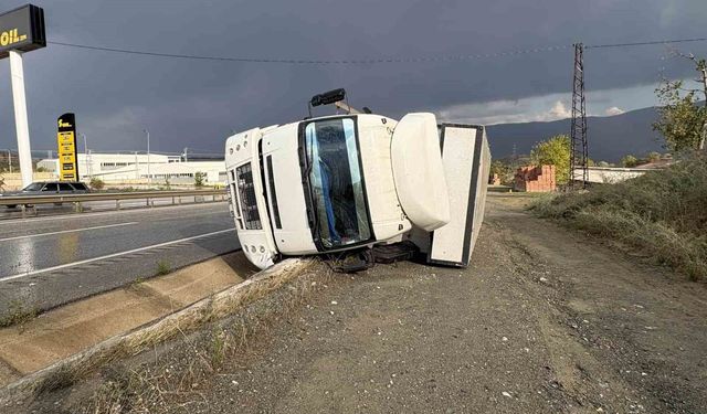 Kastamonu'da devrilen kamyondaki 2 kişi yaralandı