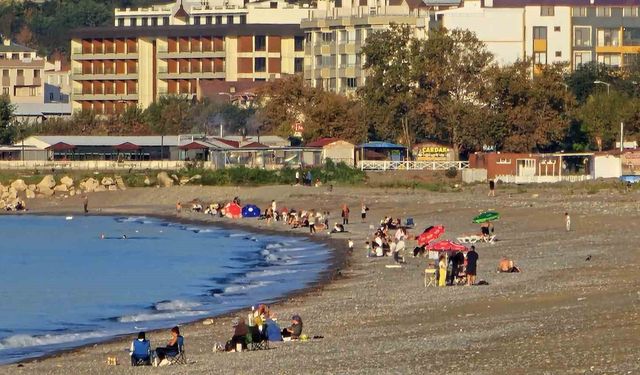 Kastamonu'da vatandaşlar yazdan kalma günün tadını sahilde çıkardı