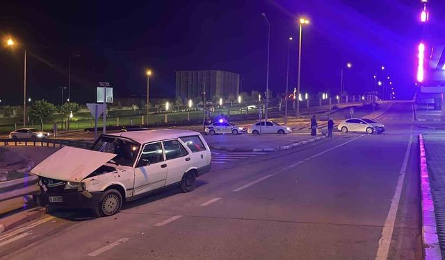 Kavşakta çarpışan otomobillerden biri bariyerlere çarparak durabildi: 2 yaralı