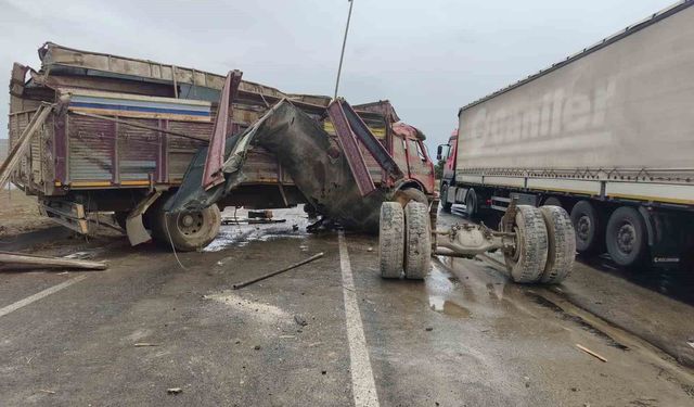 Kayganlaşan yolda kamyon karşı şeride geçti, sürücü yaralandı