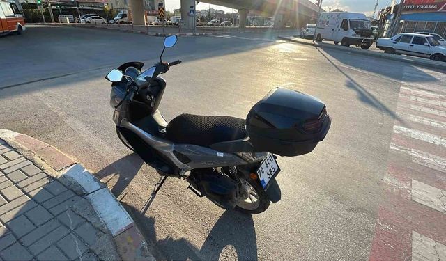 Kırmızı ışıkta duran motosiklete otomobil çarptı: 1 polis yaralandı