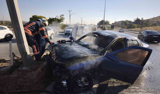 Malatya'da aydınlatma direğine çarpan otomobil alev aldı