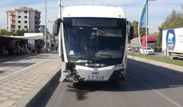 Malatya'da trambüs ile otomobil çarpıştı: 5 yaralı