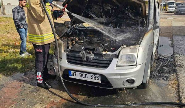 Mardin'de hafif ticari araçta çıkan yangın söndürüldü