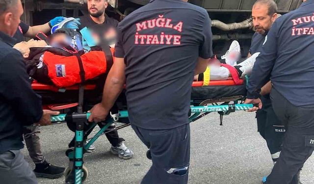 Muğla'da servis minibüsü devrildi: 2'si ağır 3 yaralı