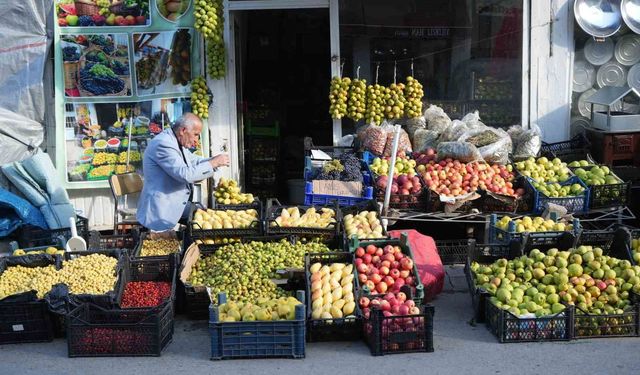 Muş'ta 40 yıllık gelenek: Güz armutlarını ipe dizerek saklıyor