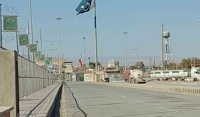 Pakistan güvenlik gerekçesiyle İran ile iki sınır kapısında ticareti durdurdu