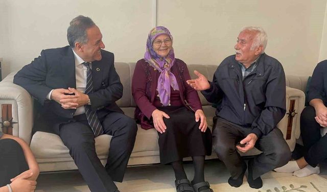 Sağanakta mazgal temizleyen duyarlı kadına Vali Usta'dan teşekkür