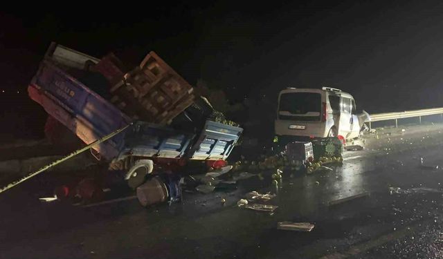 Sakarya'da 3 aracın karıştığı kazada 2 kişi öldü, 3 kişi yaralandı