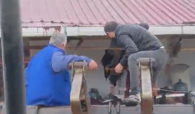 Sakarya'da mahsur kalan vatandaşlar kepçeyle kurtarıldı