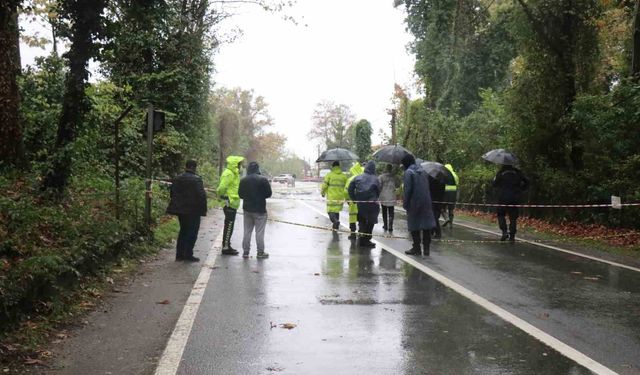 Sakarya'da sağanak yağış köprüyü vurdu: Çökme tehlikesi nedeniyle trafiğe kapatıldı