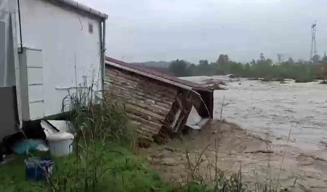 Sakarya'da sel sularına kapılan evler böyle sürüklendi: Evdekiler son anda kurtuldu