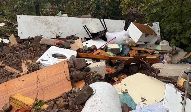 Sakarya'da sel ve heyelan bir evi yıktı, eşyalar çevreye savruldu