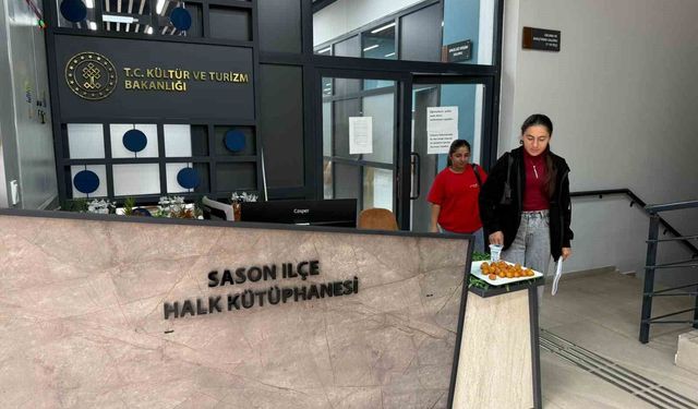 Sason'da kütüphaneye gelen öğrencilere tatlı ve içecek ikramı