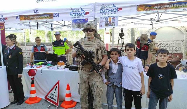 Sason'daki festivalde jandarma standına yoğun ilgi