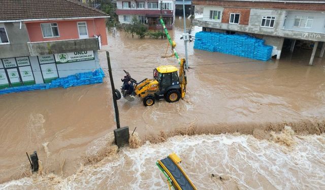 Sel Karasu'da mahalleyi yuttu: Sular 50 santimetreye ulaştı