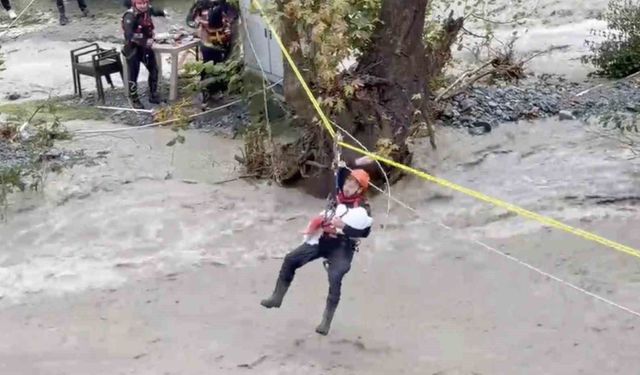 Selin ortasında yürekleri ısıtan görüntü: Jandarma bebeği kucağında uyutup kurtardı
