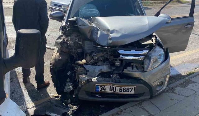 Siirt'te iki araç çarpıştı 3 kişi hafif yaralandı