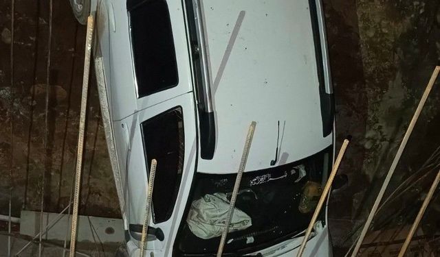 Siirt'te otomobil menfez çukuruna düştü: 2 yaralı