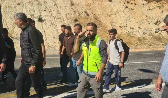 Siirt'te ponza yüklü tır devrildi: 1 ağır yaralı