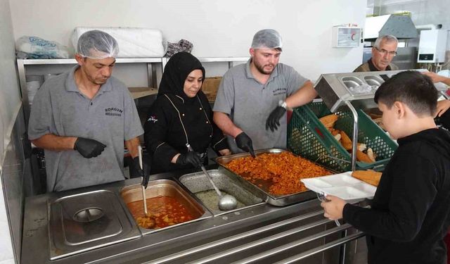 Sorgun'da aşevi hizmeti hem yaşlıların hem öğrencilerin yüzünü güldürüyor
