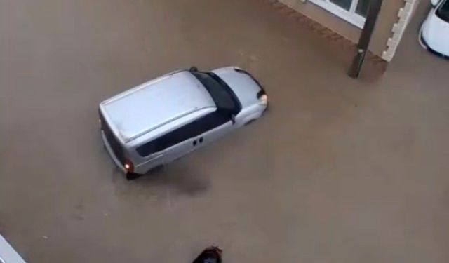 Susurluk'ta aniden bastıran sağanak yağış zor anlar yaşattı
