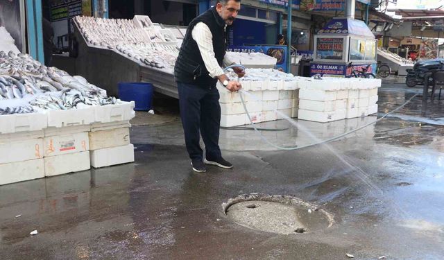 Tıkanan kanalizasyon giderini kendi açan esnaf ASKİ'ye tepki gösterdi