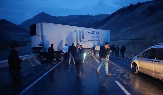 Tır kaza yaptı: Yüksekova-Van karayolunda onlarca araç yolda mahsur kaldı