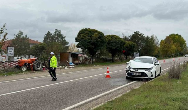 Traktöre çarpan otomobilin sürücüsü yaralandı