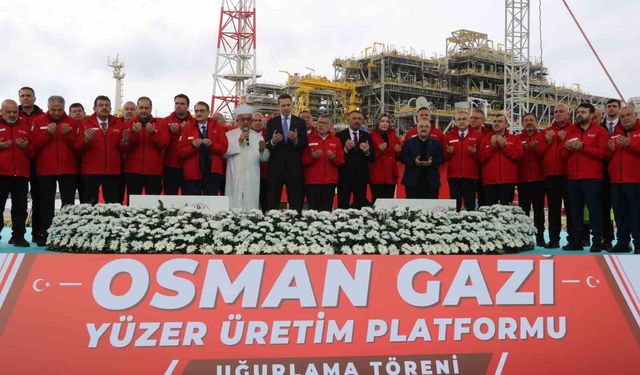 Türkiye'nin ilk yüzer doğalgaz işleme tesisi Osman Gazi, 20 yıl boyunca görev yapacağı Karadeniz'e uğurlandı