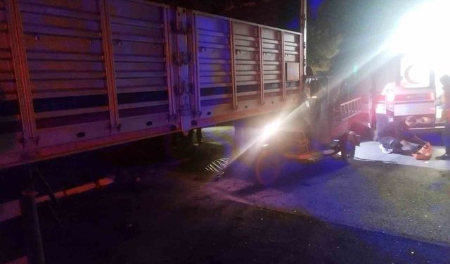 Üç tekerlekli motosiklet park halindeki yarı römorka çarptı: 1 yaralı