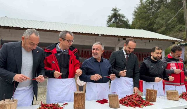 Ünlü Çukurören acı biberi yiyerek yarıştılar