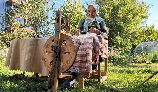 Unutulmaya yüz tutan çıkrık geleneğini 90 yaşında yaşatıyor