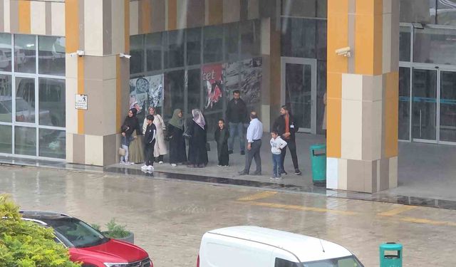 Van'da aniden bastıran yağmur vatandaşları hazırlıksız yakaladı