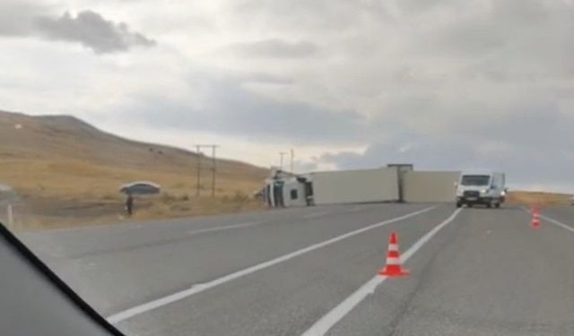 Van'da devrilen tırın sürücüsü yaralandı