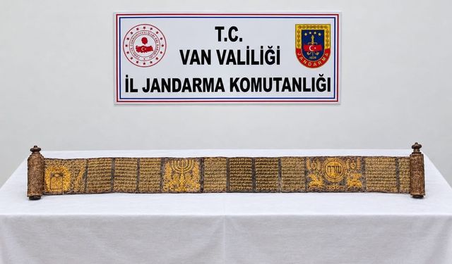 Van'da jandarmadan tarihi eser operasyonu: Altın yaldız işlemeli Tevrat ele geçirildi