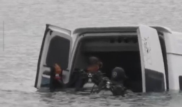 Van'da minibüs Erçek Gölü'ne uçtu: Sürücü göle uçan minibüsten kendi imkanları ile çıktı