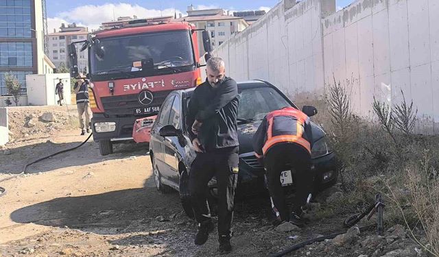 Van'da park halindeki otomobilde yangın