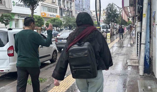 Van'da sağanak vatandaşı hazırlıksız yakaladı