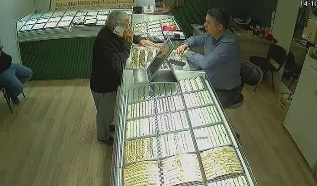 Yaşlı adamın birikimini dolandırıcılardan sarrafın dikkati kurtardı
