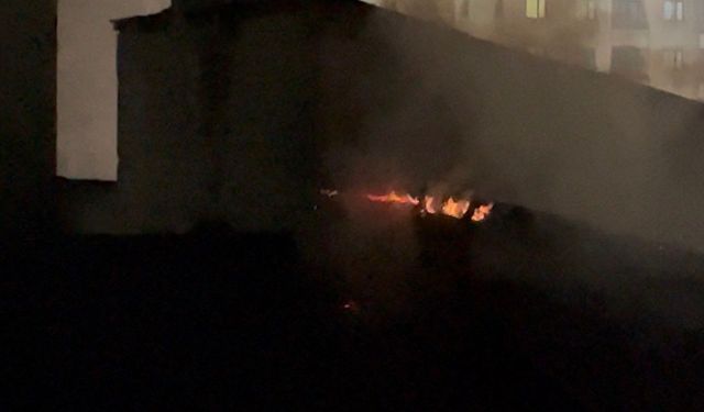 Yüksekova'da fırının çatısında çıkan yangın kontrol altına alındı