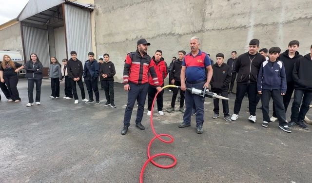Yüksekova'da İtfaiye Haftası renkli ve bilinçlendirici etkinliklerle sona erdi