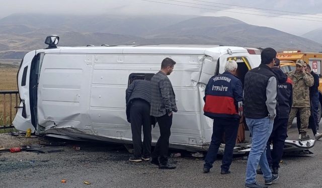 Yüksekova'da öğrenci servisi devrildi: 10 yaralı