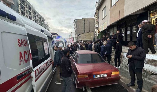 Yüksekova'da sokak ortasında taşlı sopalı kavga: 4 kişi yaralandı
