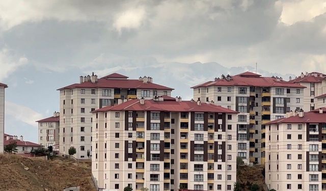 Yüksekova'ya mevsimin ilk karı düştü